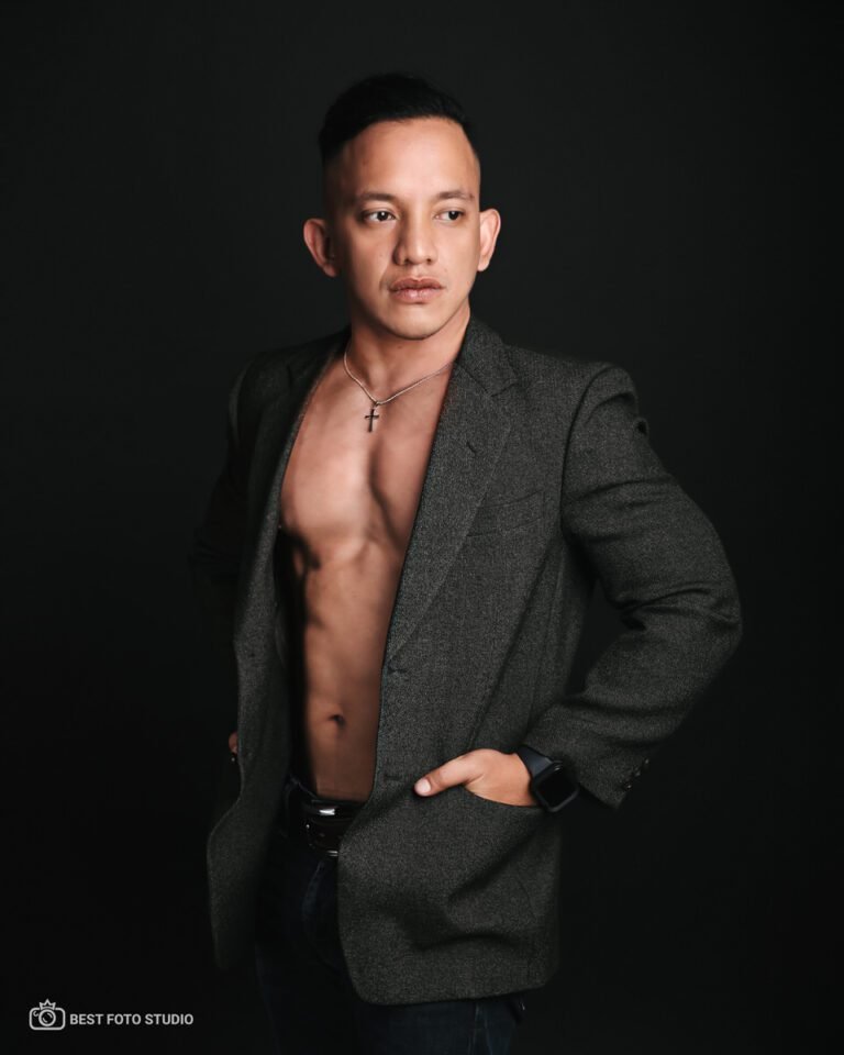 Menabung dan Menikmati Hidup: Rahasia Keseimbangan Finansial Optimal 7 dark personal photography classic style.jpg