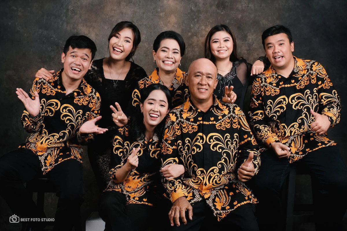 Paket Foto Studio 3 family happy remaja bersama orang tua 105.jpg