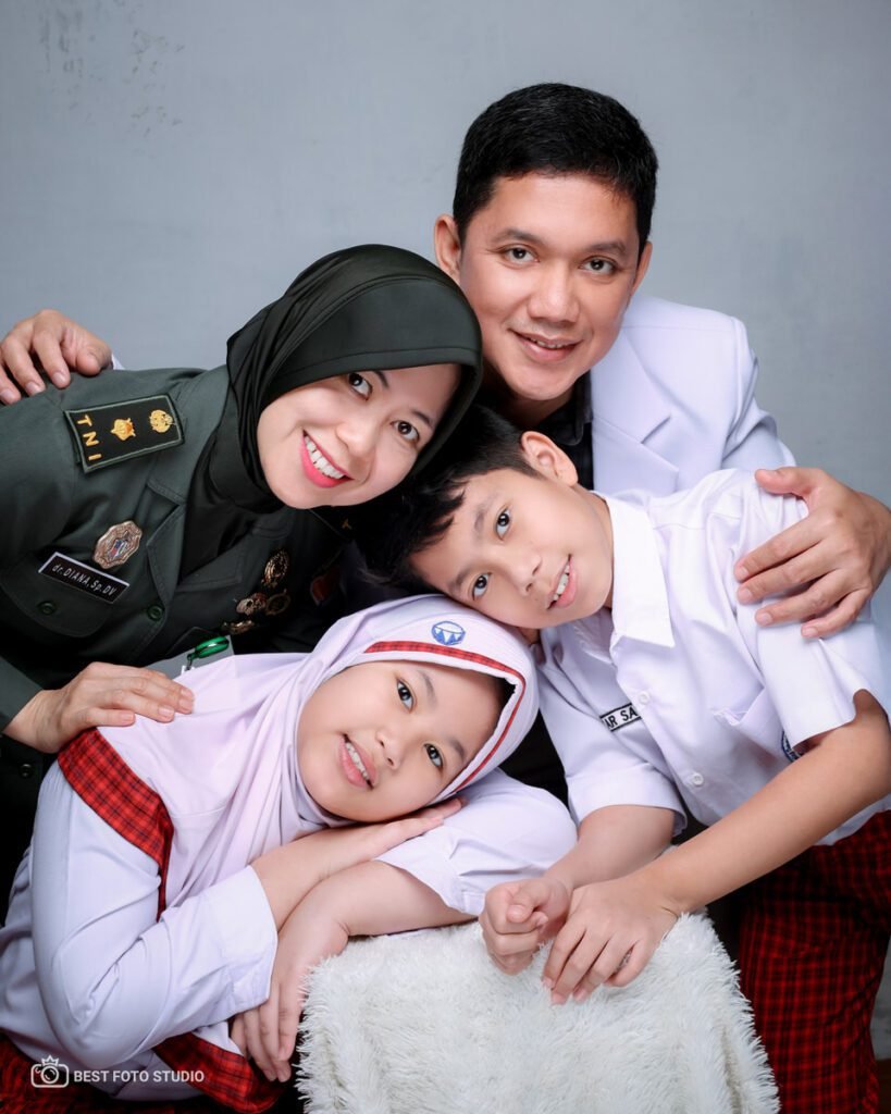 foto keluarga menggemaskan berpelukan 131.jpg