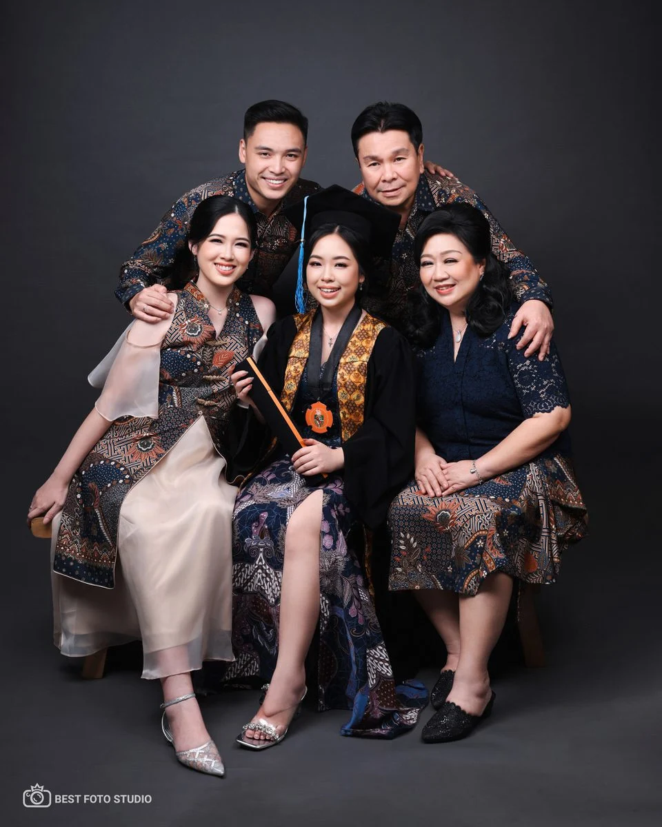 foto kelulusan contoh pose wisuda terbaik keluarga.jpg
