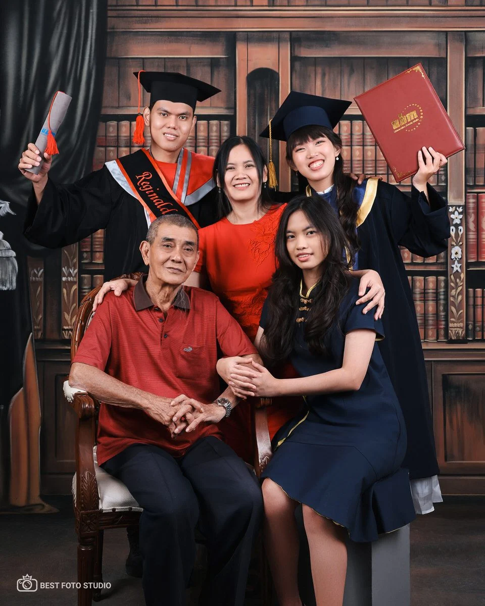 foto kelulusan contoh pose wisuda terbaik keluarga 002.jpg