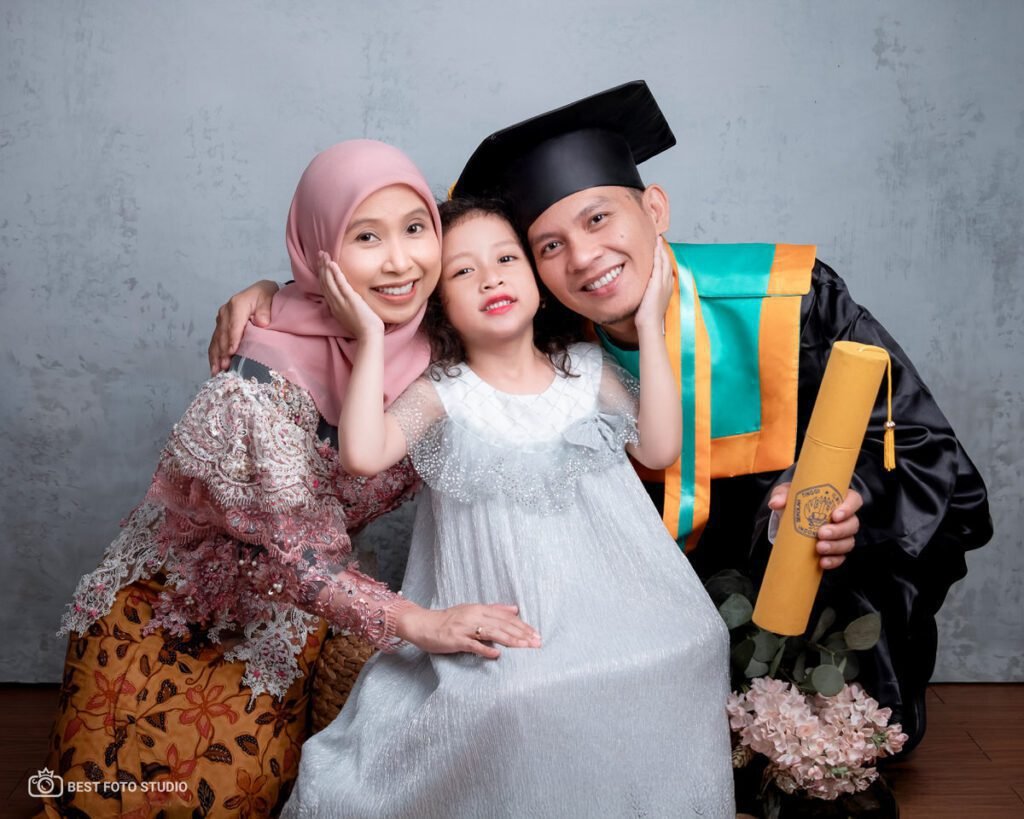 foto kelulusan dengan keluarga kecil 68.jpg