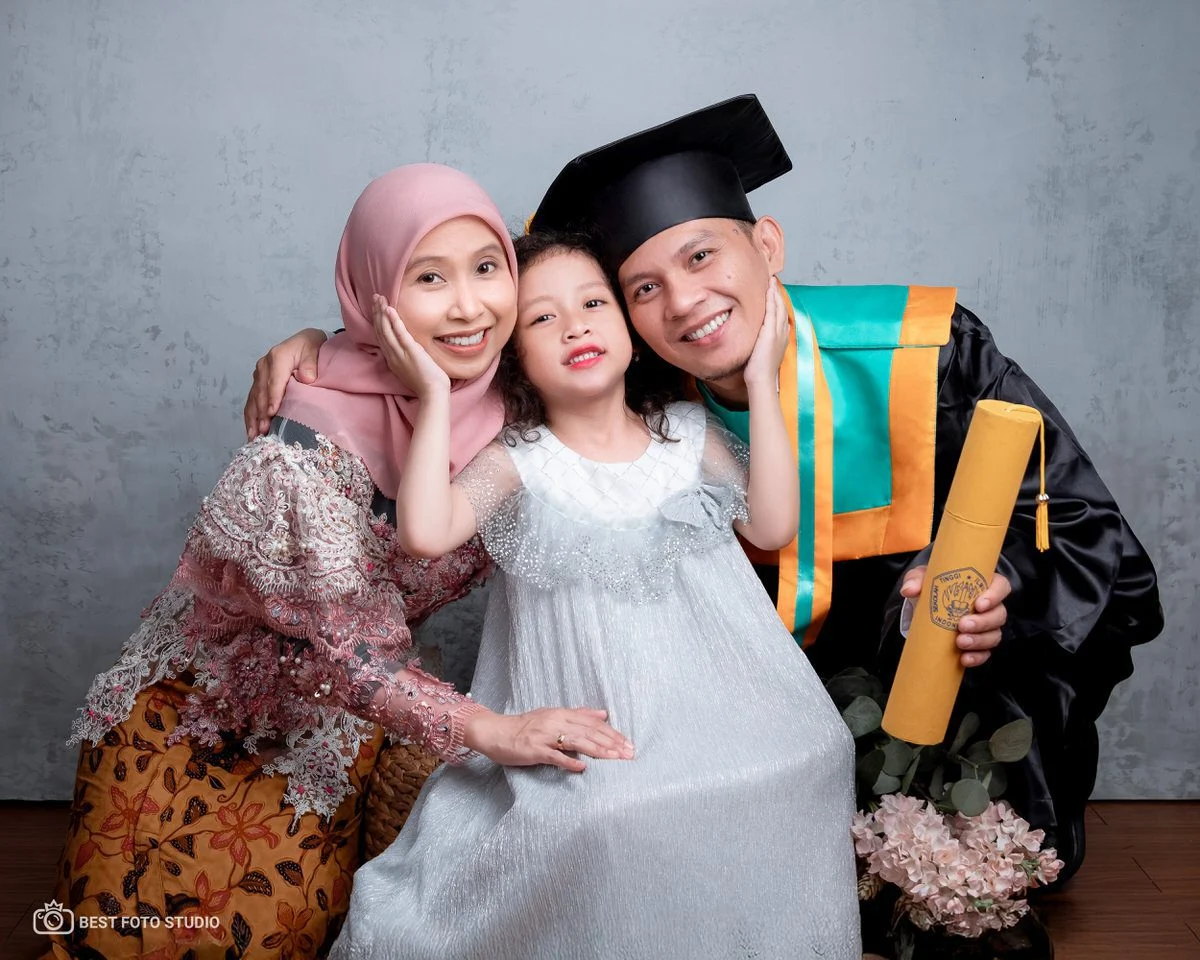 foto kelulusan dengan keluarga kecil 68.jpg