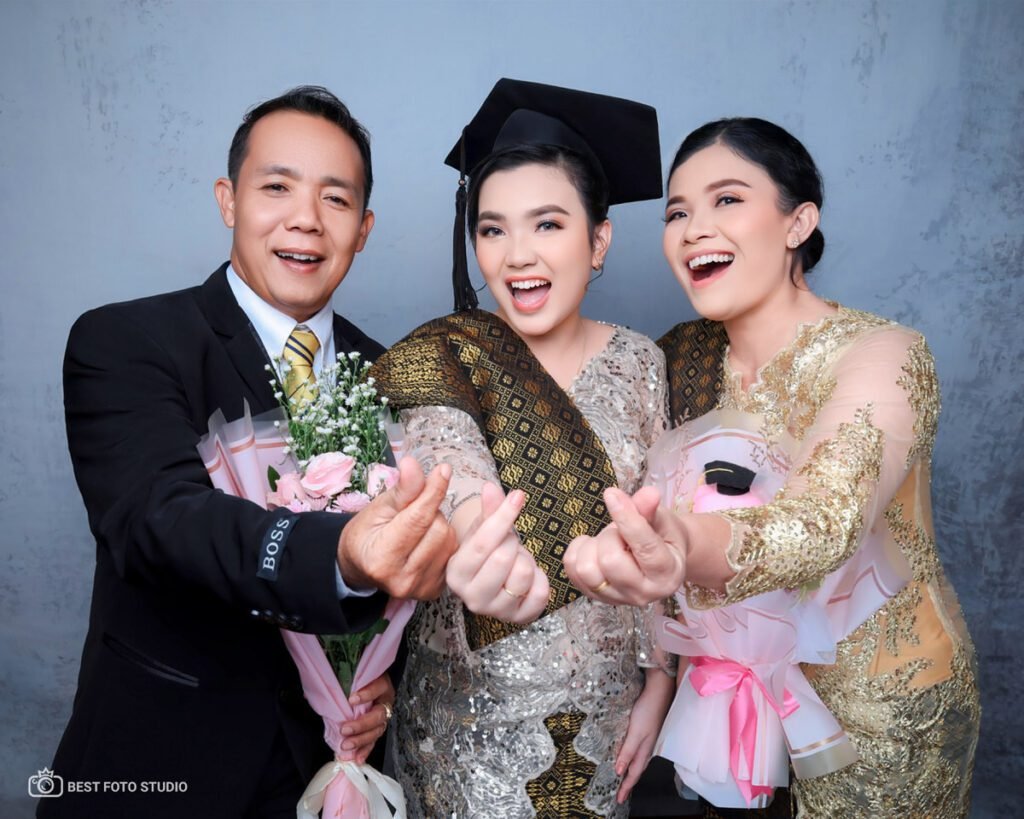 foto kelulusan keluarga berpelukan bersama 121.jpg