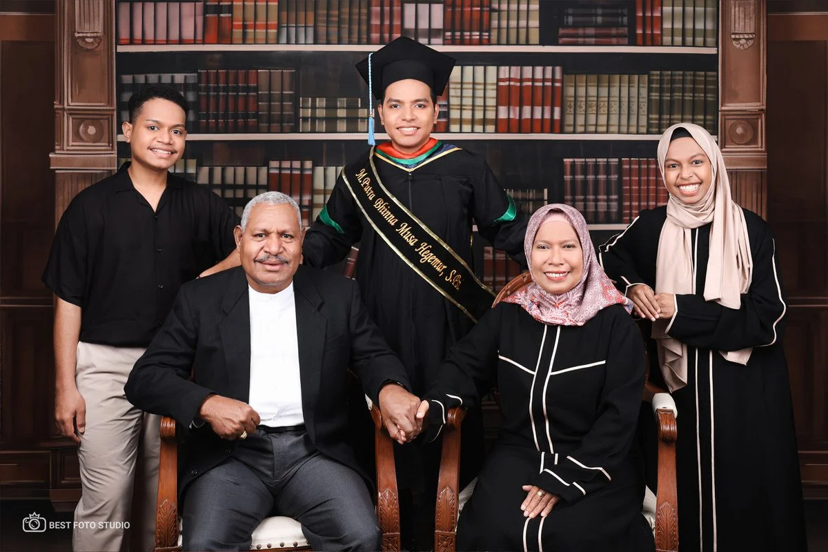 foto kelulusan keluarga besar berfoto bersama 002.jpg