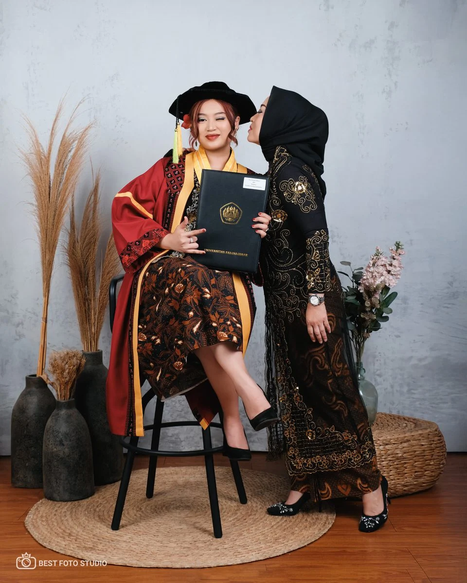 foto kelulusan orang tua bangga.jpg