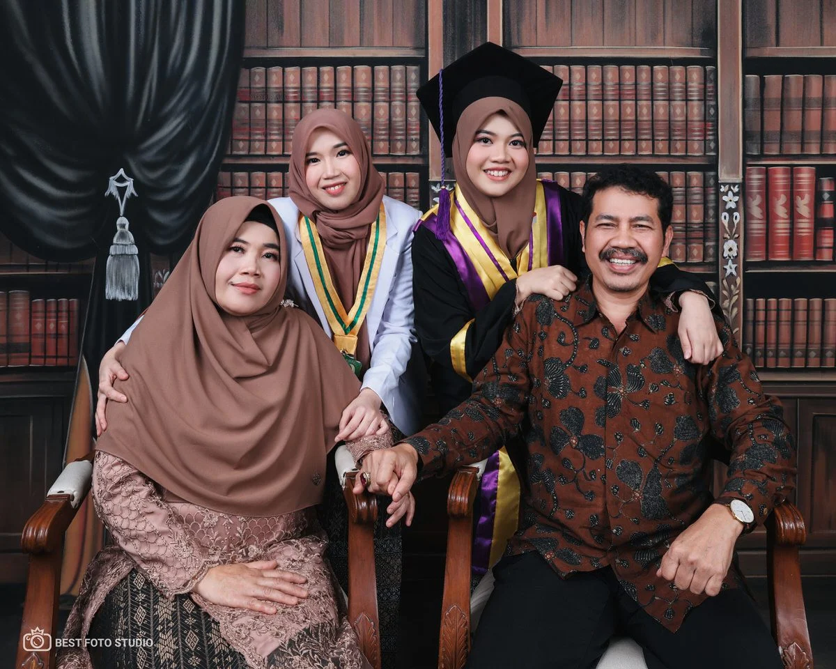 foto kelulusan orangtua anak berpegangan tangan 012.jpg