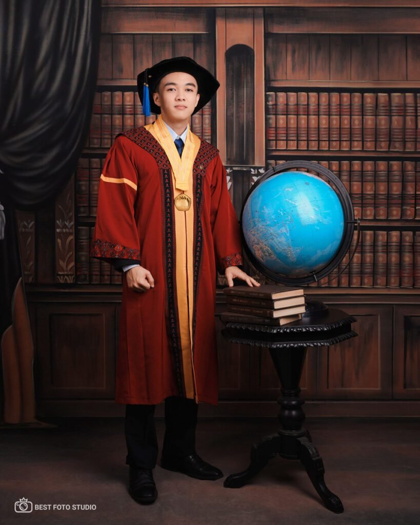 foto kelulusan sendiri bangga.jpg