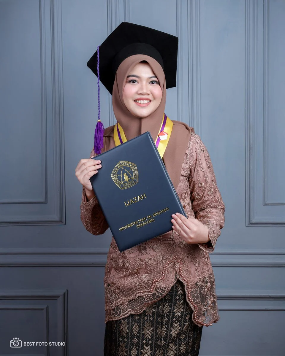 foto kelulusan sendiri memegang ijazah bangga 007.jpg