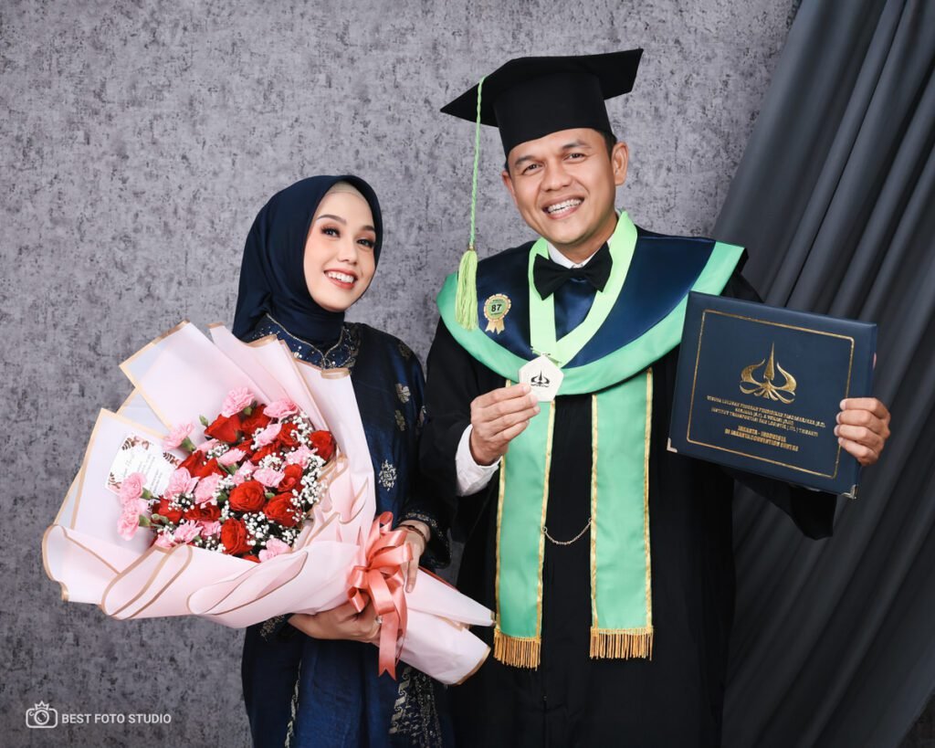 foto kelulusan wisuda toga lengkap senyum manis 002.jpg
