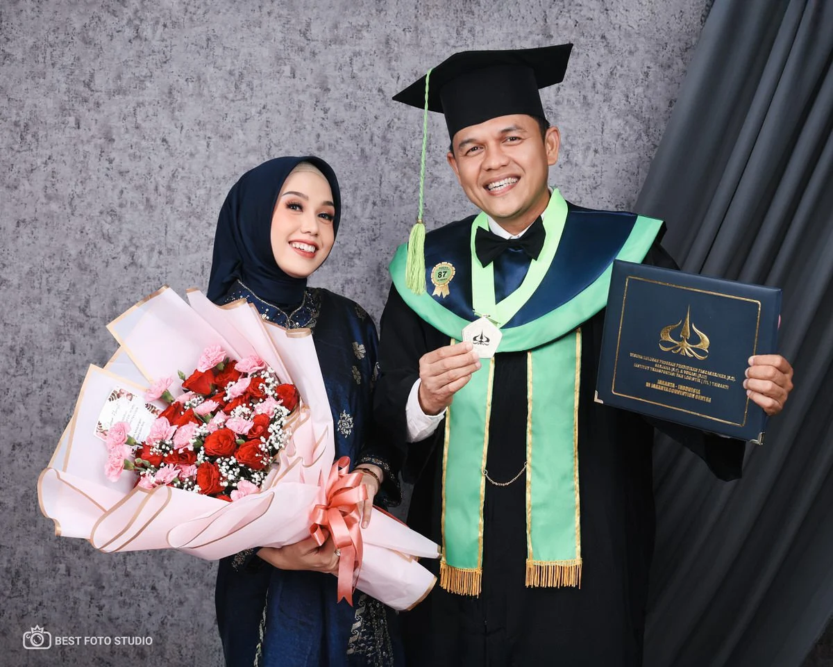 foto kelulusan wisuda toga lengkap senyum manis 002.jpg