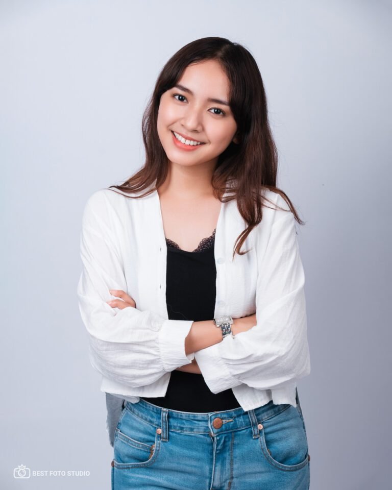 Menabung dan Menikmati Hidup: Rahasia Keseimbangan Finansial Optimal 9 foto personal gaya studio light 78.jpg