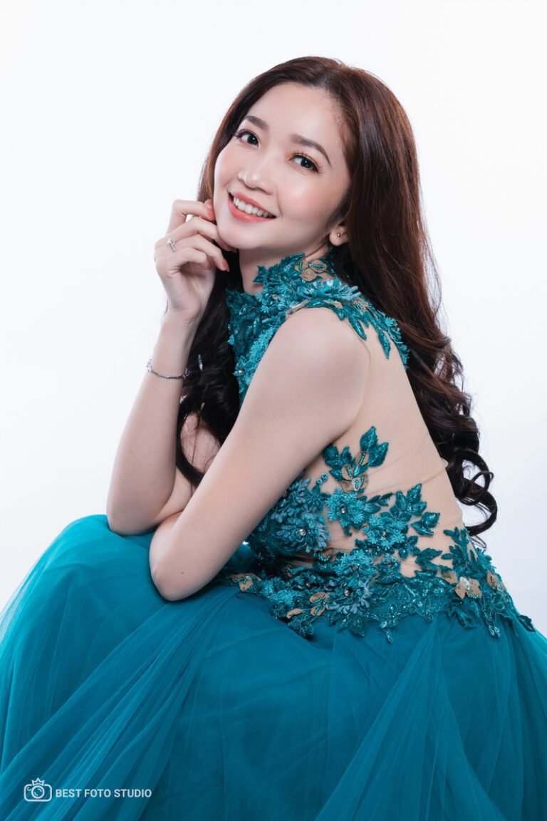 Menabung dan Menikmati Hidup: Rahasia Keseimbangan Finansial Optimal 4 foto personal white background clean look.jpg