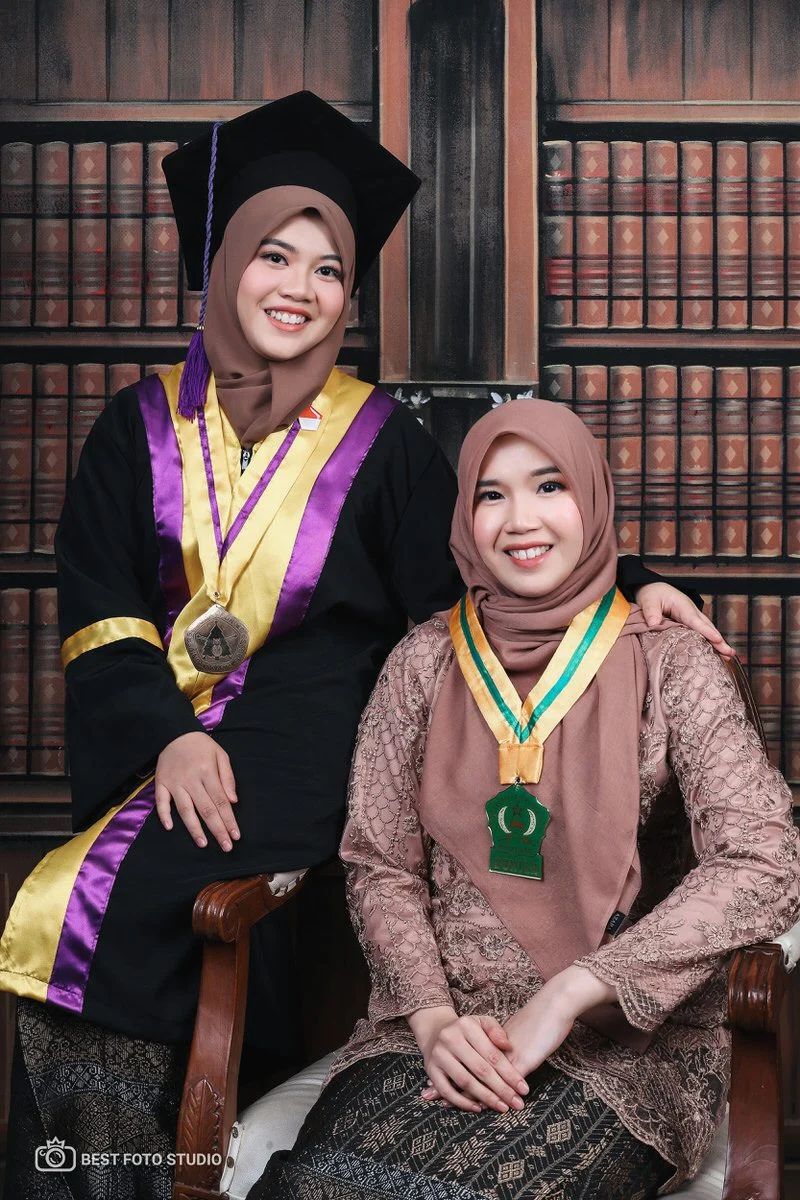 foto wisuda bersama saudara tercinta.jpg