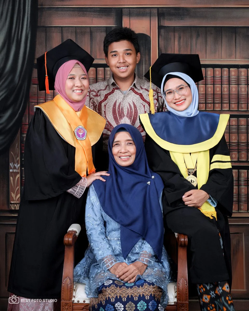 foto wisuda gaya duduk santai tapi tetap elegan 076.jpg