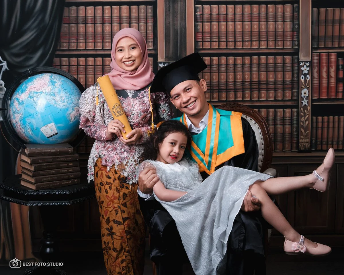 foto wisuda indoor background buku.jpg