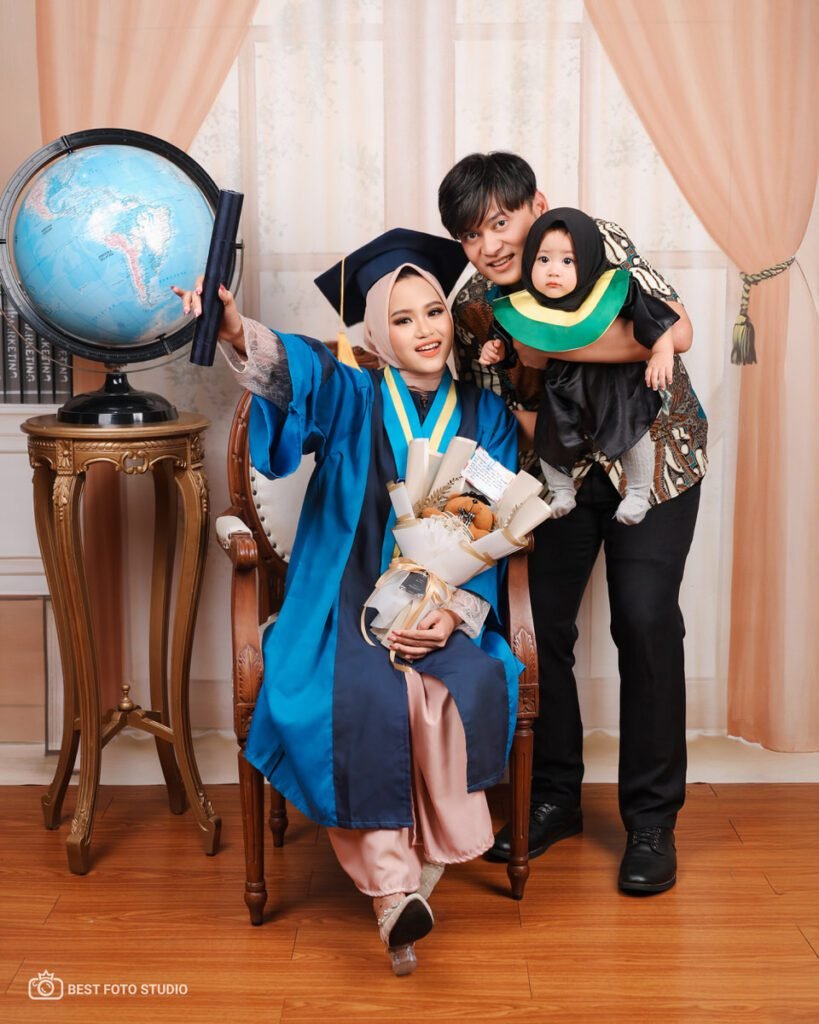 foto wisuda indoor foto wisuda studio dengan dekorasi 035.jpg