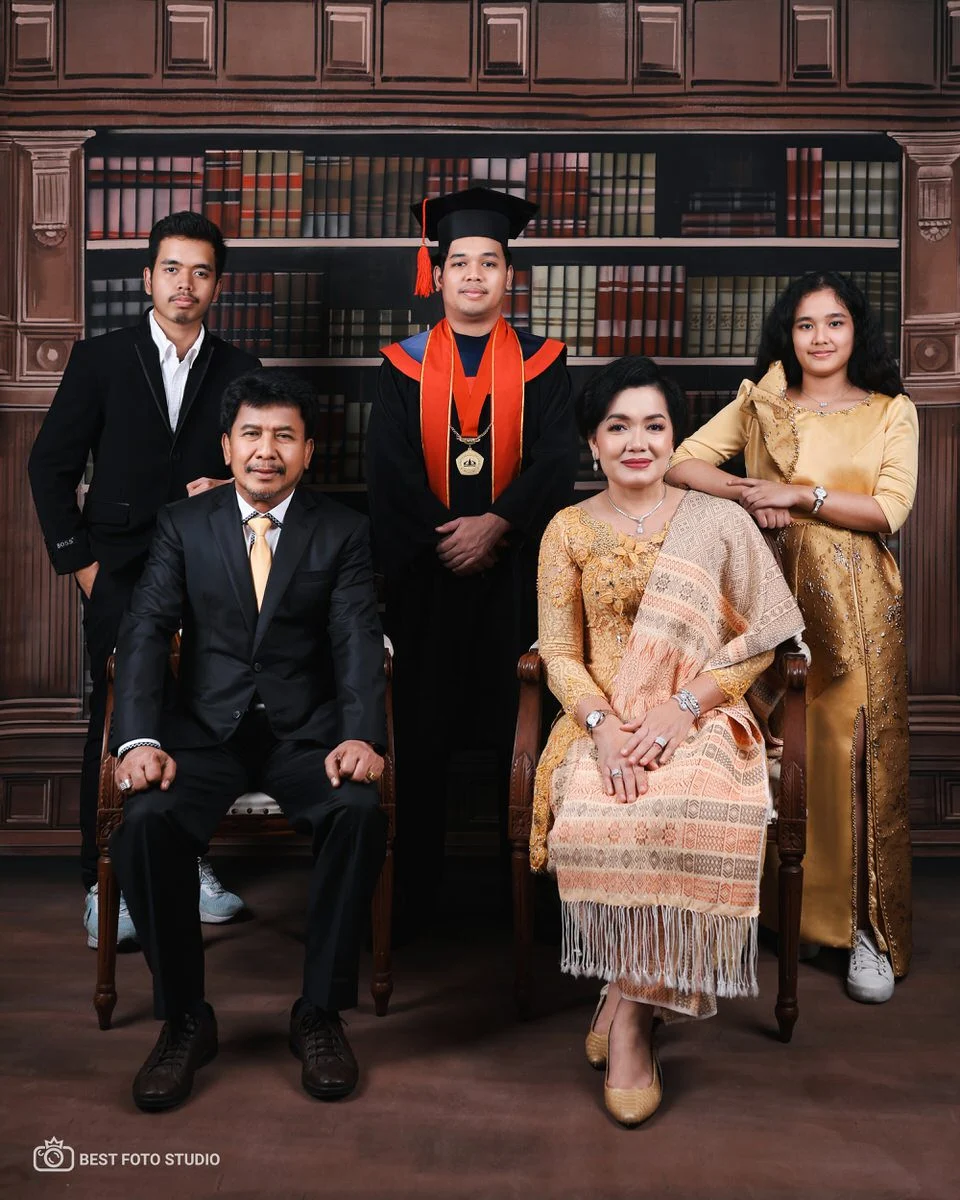 foto wisuda indoor gaya formal elegan 10.jpg