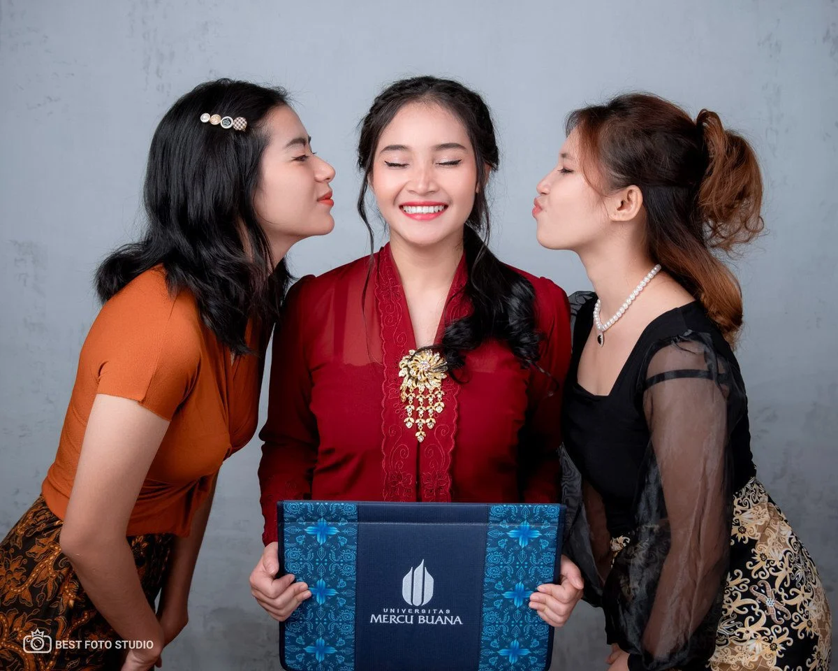 foto wisuda indoor keceriaan.jpg