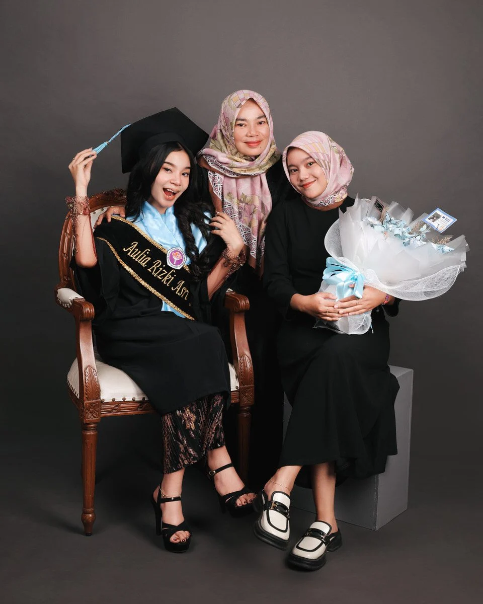 foto wisuda indoor simple.jpg