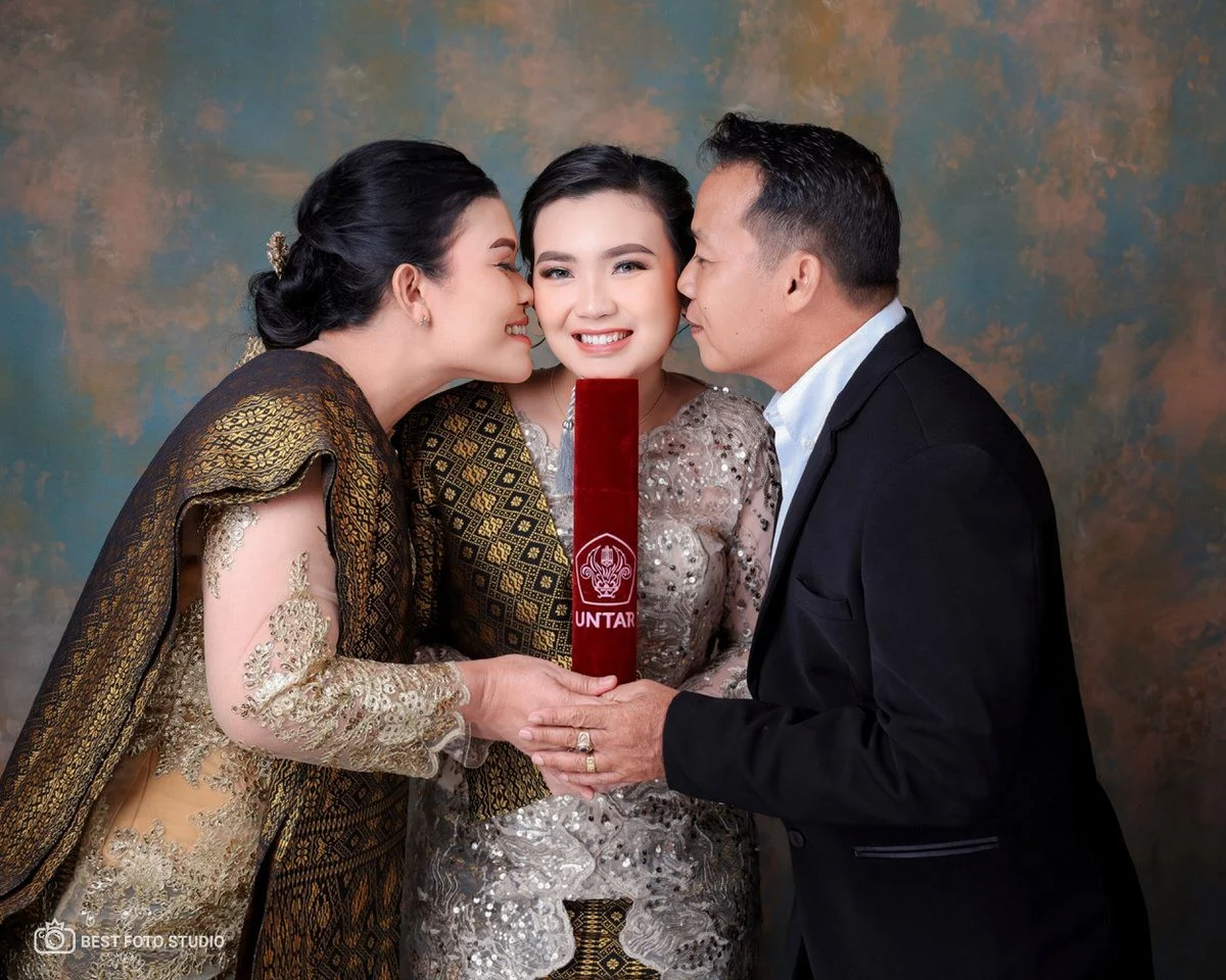 foto wisuda cium pipi dari ibu 104.jpg