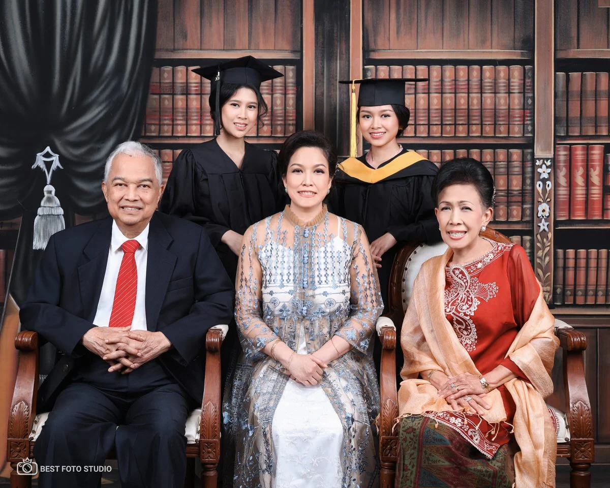 foto wisuda keluarga berpakaian serasi 101.jpg