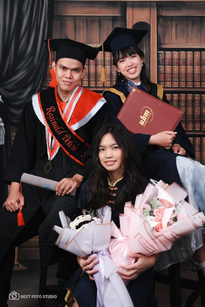 foto wisuda keluarga kecil yang sangat bahagia 088.jpg
