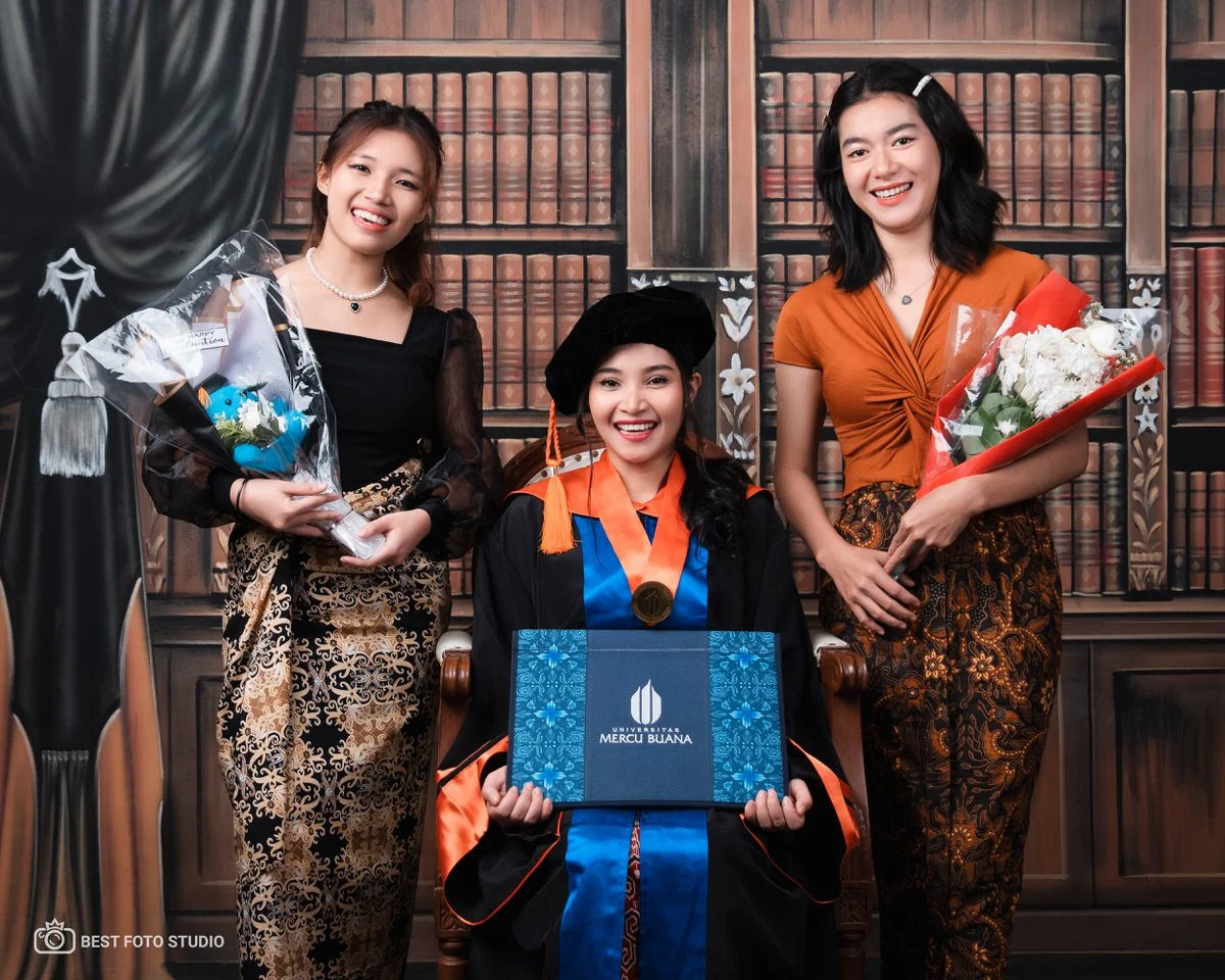 foto wisuda outdoor taman bunga warna warni 051.jpg