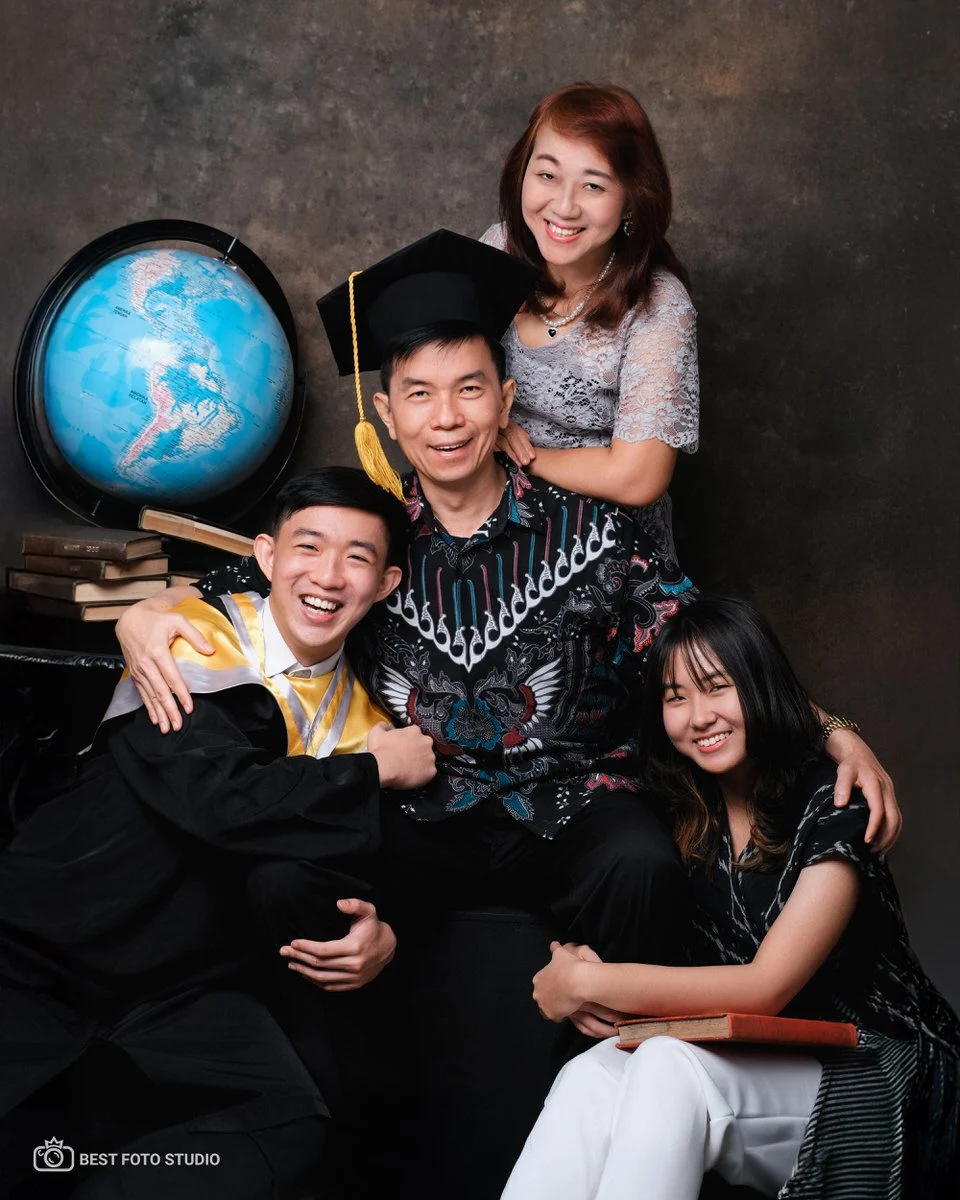 graduation photoshoot ekspresi ceria.jpg