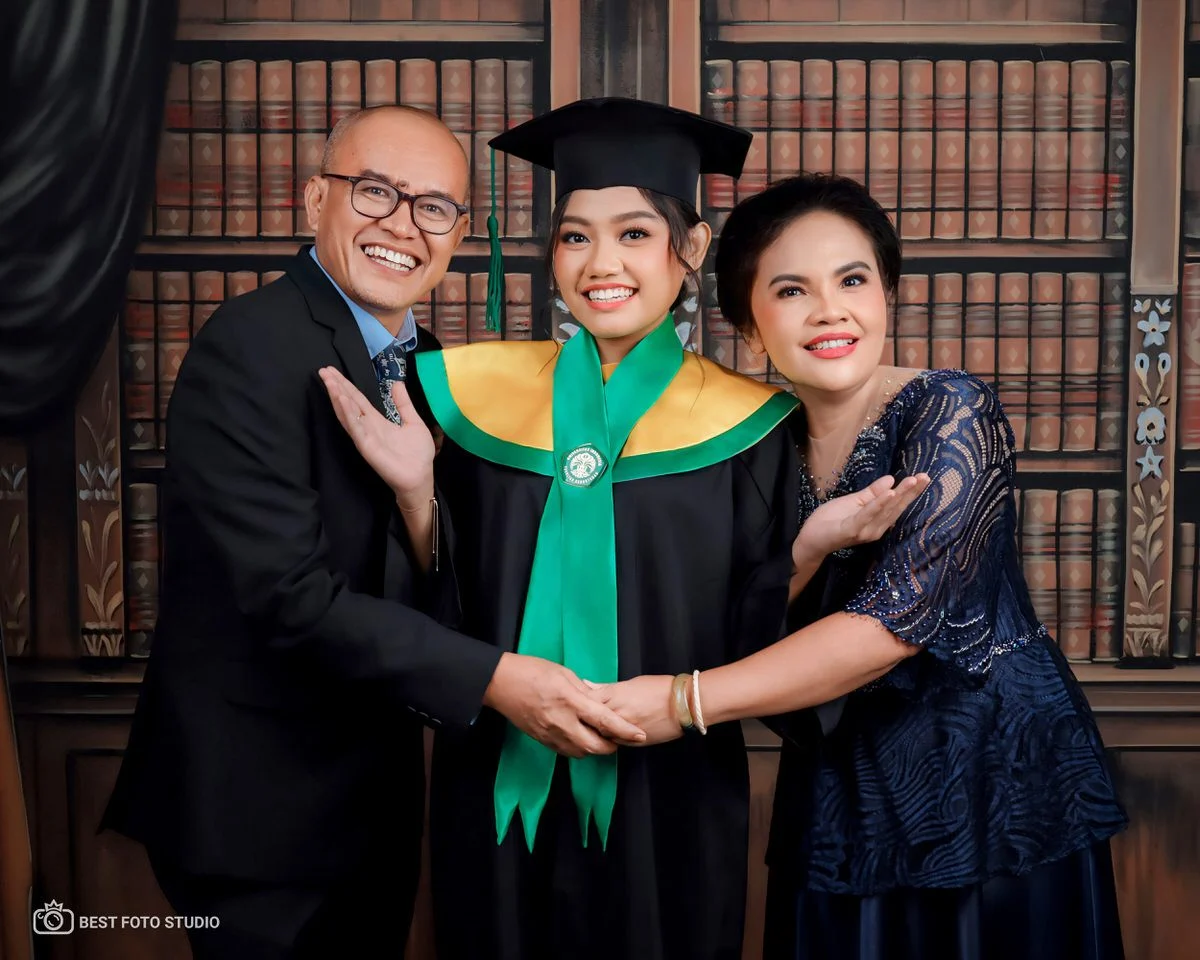 graduation photoshoot foto indoor perpustakaan klasik buku buku 003.jpg