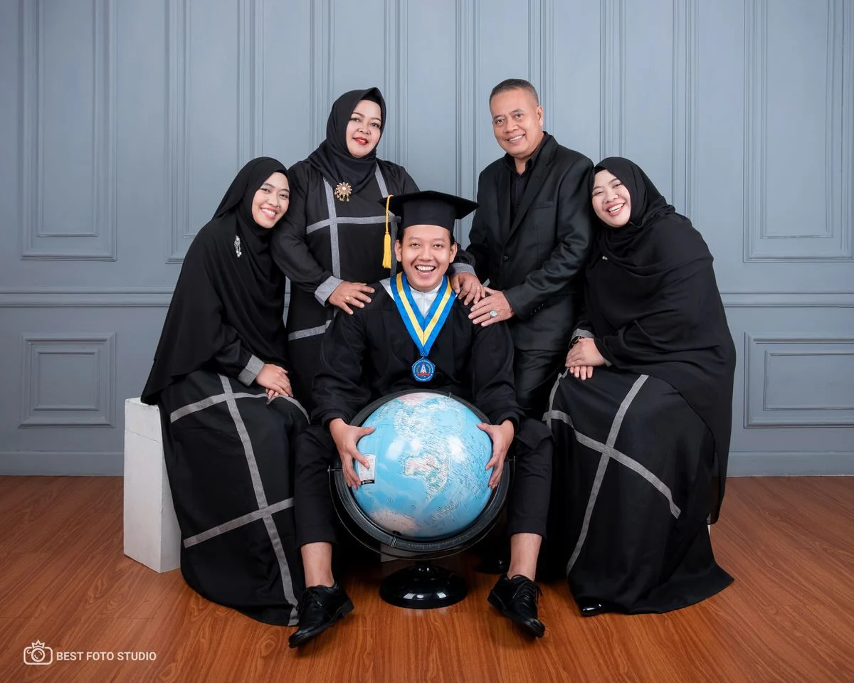 graduation photoshoot indoor lighting soft focus 057.jpg