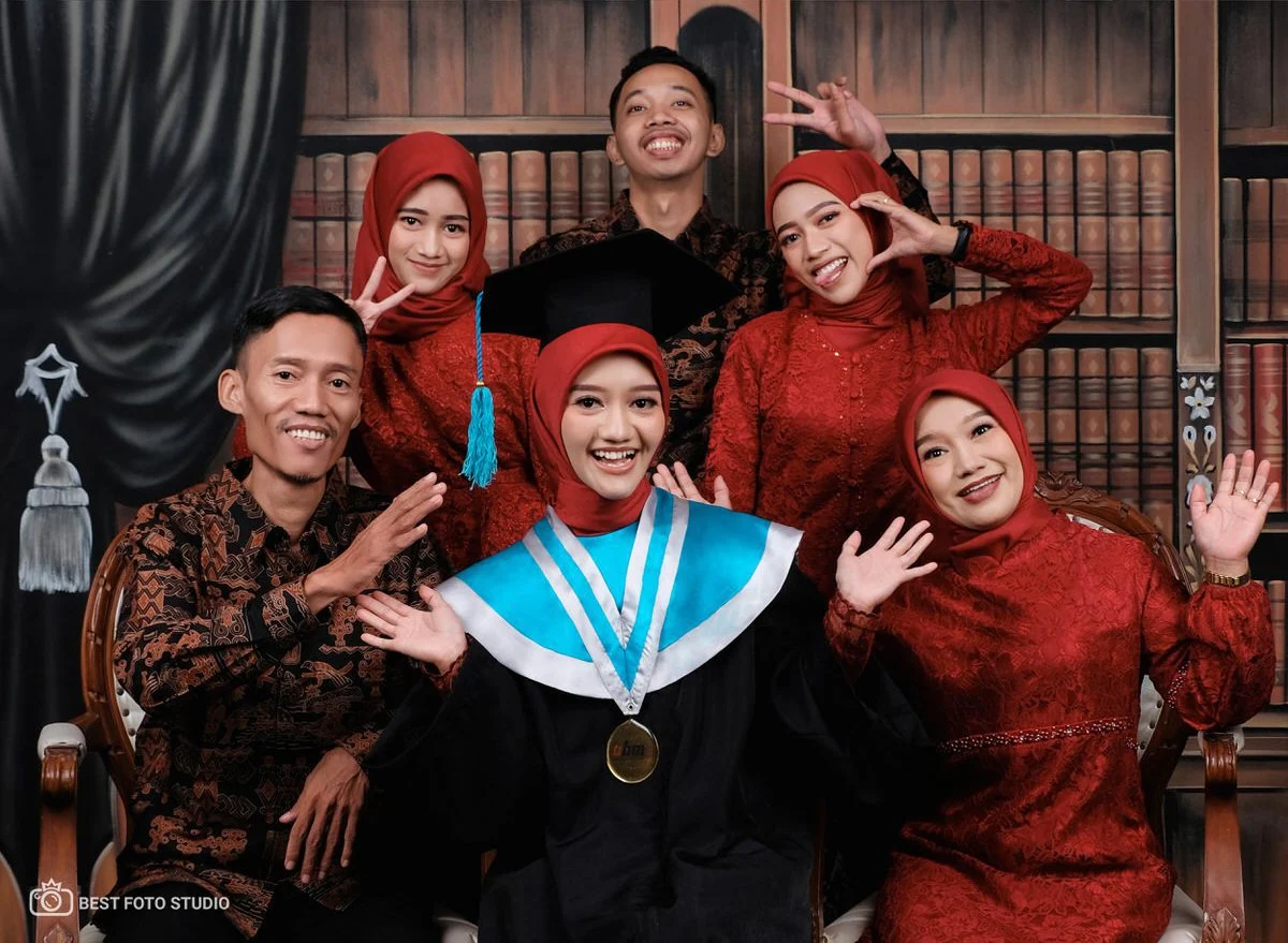 graduation photoshoot keluarga besar lengkap 106.jpg