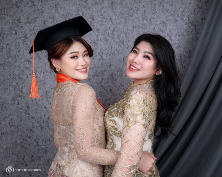 graduation photoshoot keluarga ceria.jpg