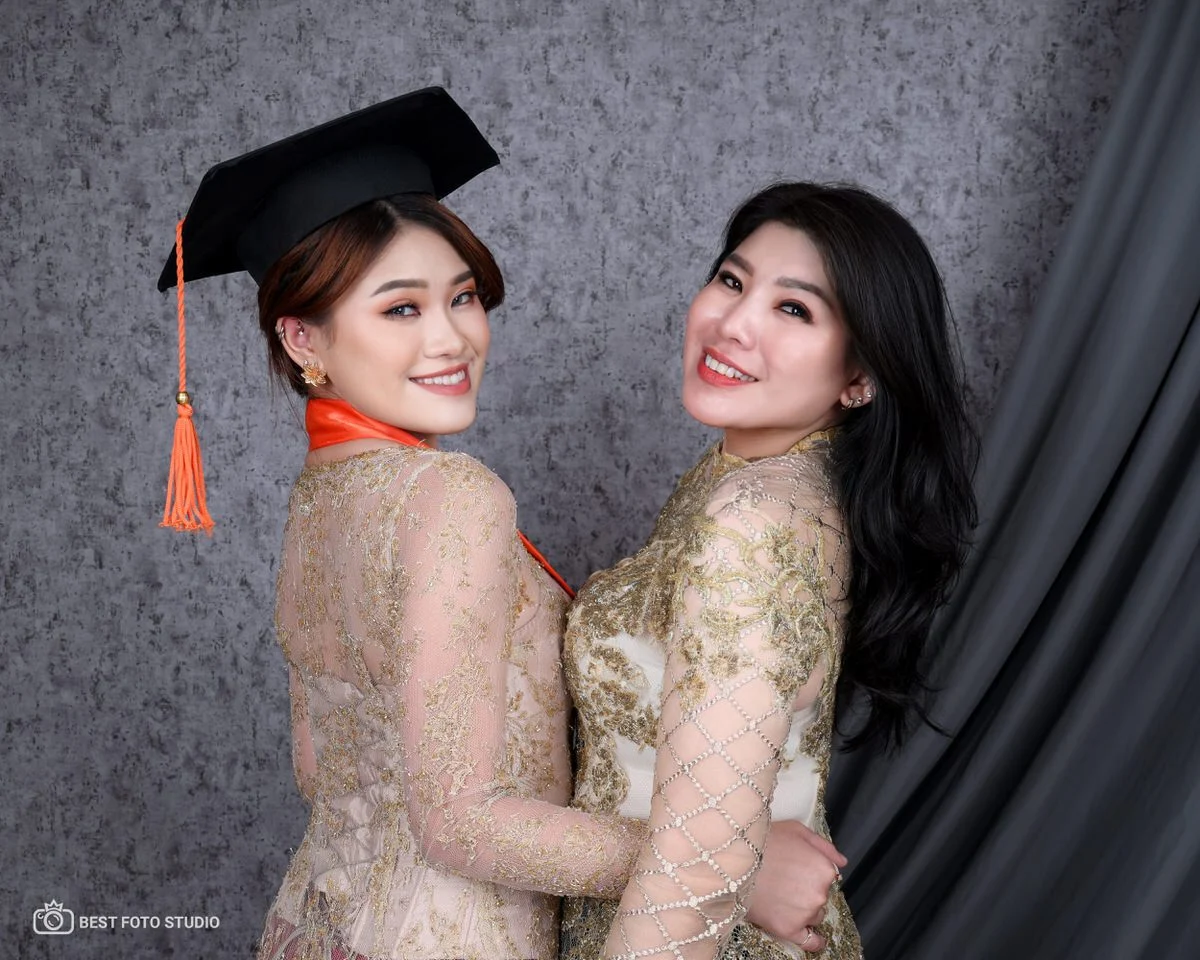graduation photoshoot keluarga ceria.jpg