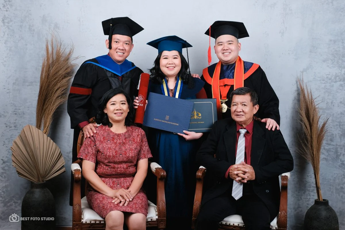 graduation photoshoot keluarga ceria tertawa 113.jpg