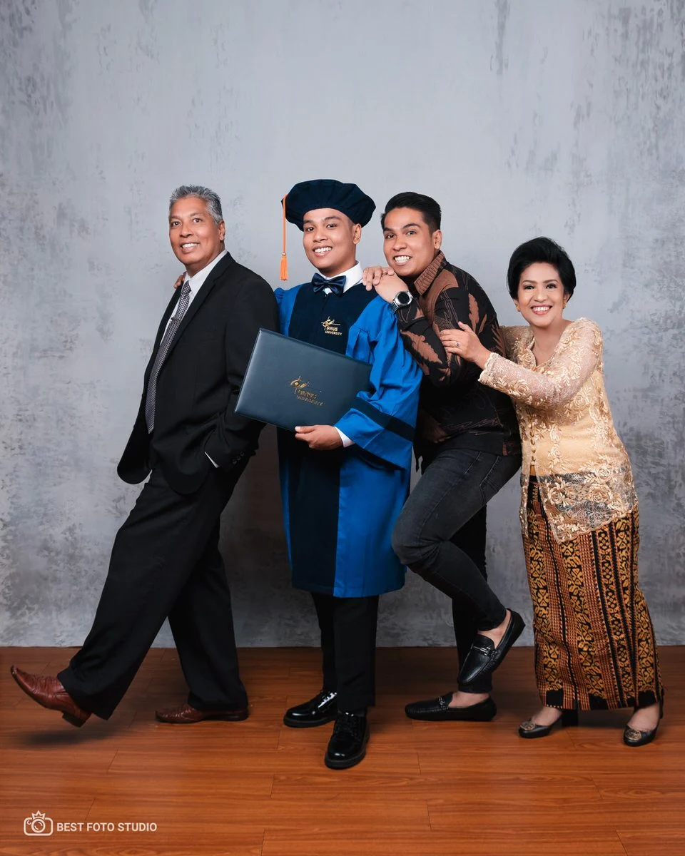 graduation photoshoot momen bahagia.jpg
