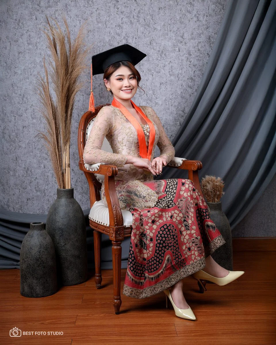 graduation photoshoot sendiri tatapan penuh harap 003.jpg