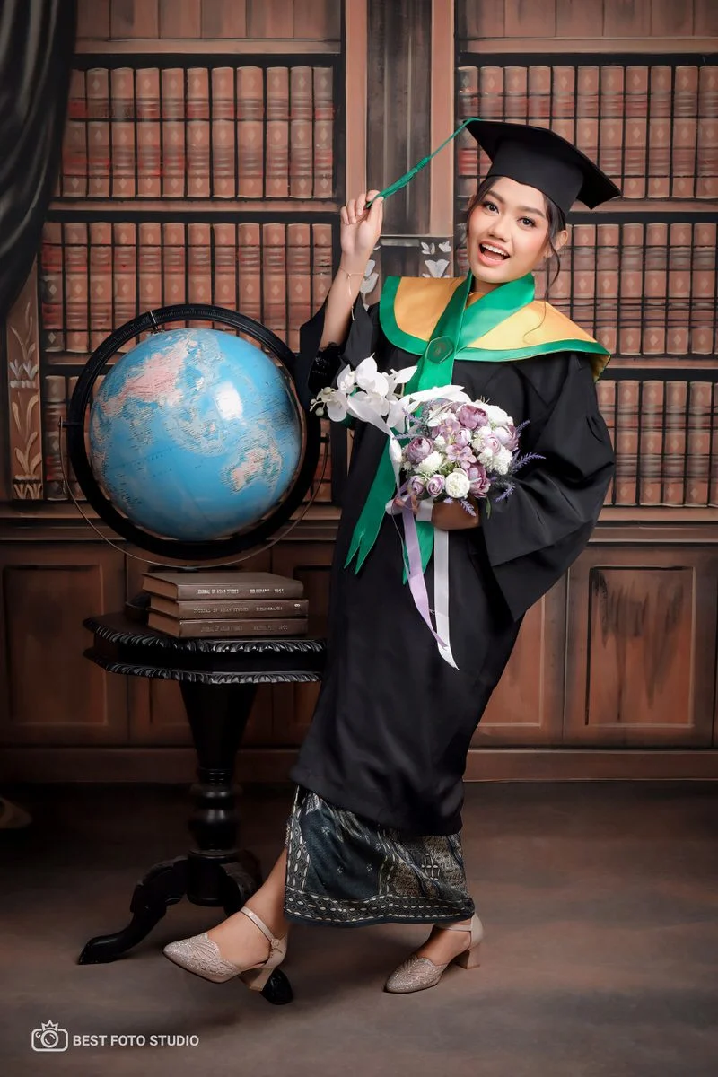 graduation photoshoot topi toga dengan hiasan bunga 100.jpg
