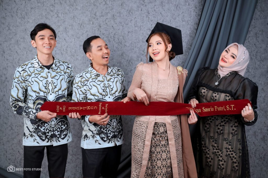 graduation ayah ibu tersenyum lebar bangga 027.jpg