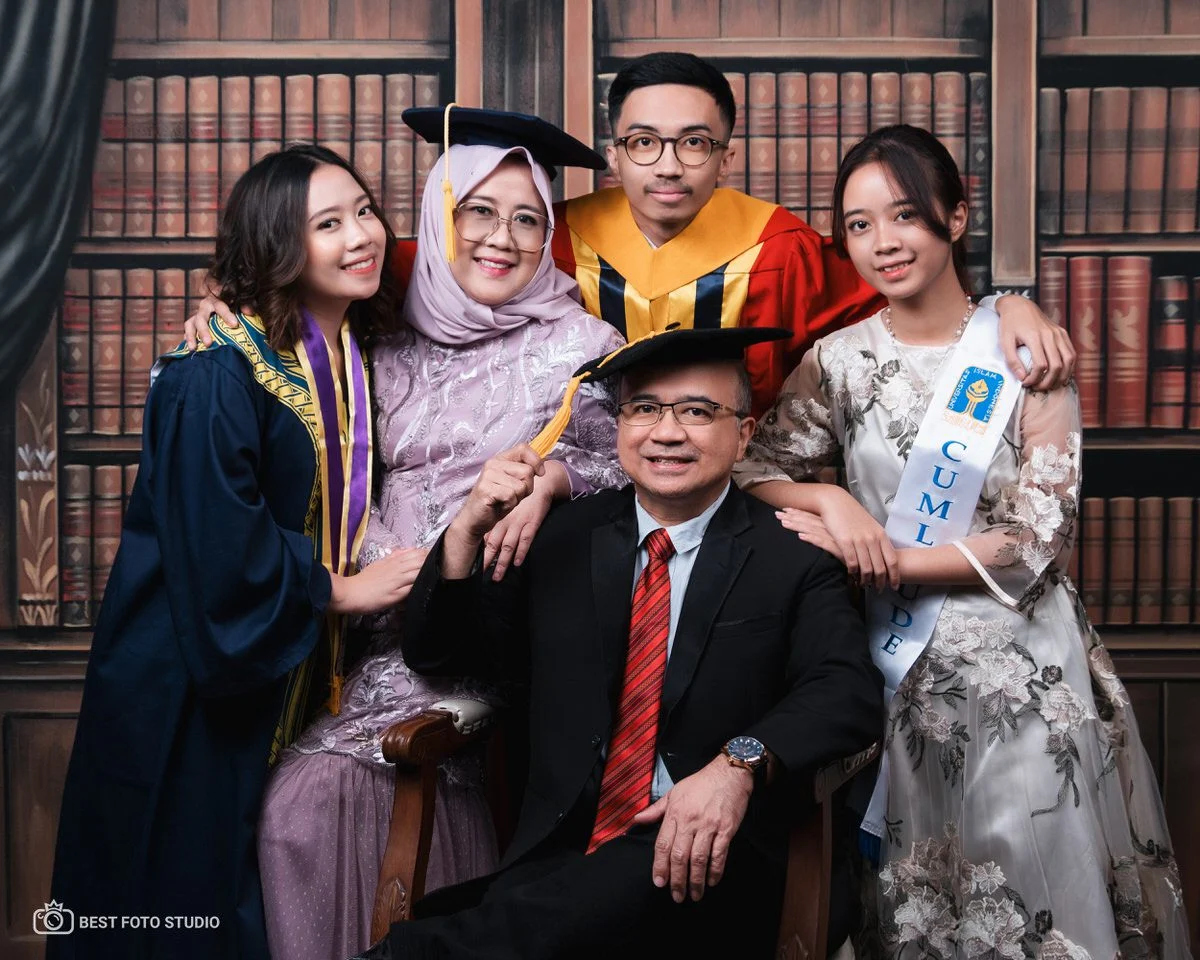 graduation foto keluarga fun studio 90.jpg