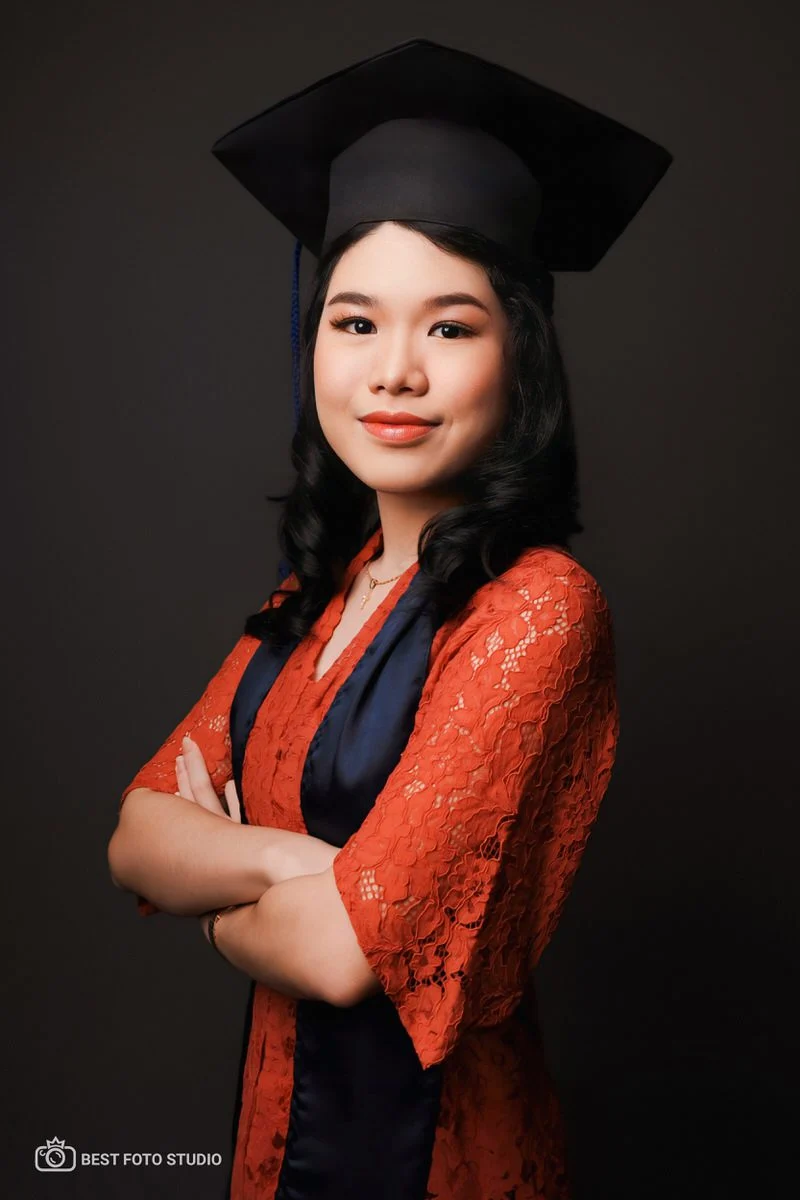 graduation sendiri menari gembira ekspresif 012.jpg