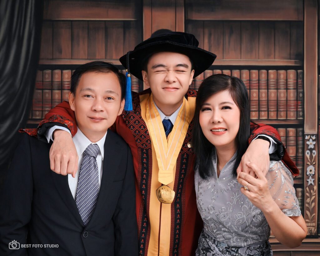 isuda keluarga dekat ayah ibu peluk anak bangga 001.jpg