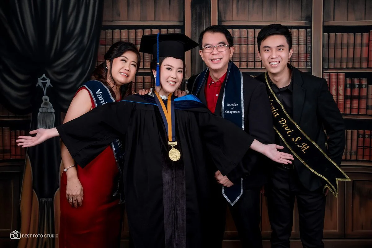 keluarga mendukung wisuda anak perempuan 102.jpg