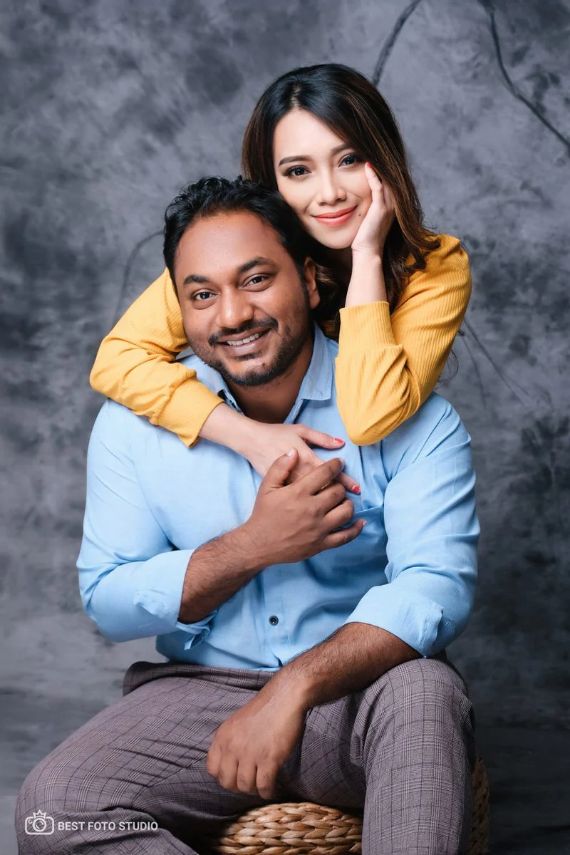oto pasangan bahagia tertawa bersama.jpg
