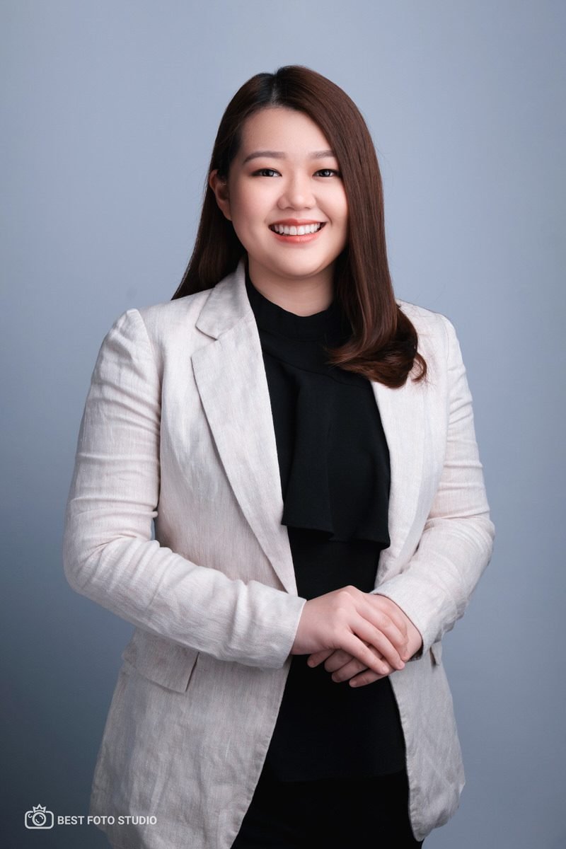 Corporate headshot personal photography smiling portrait di Jakarta Pusat Best Foto Studio