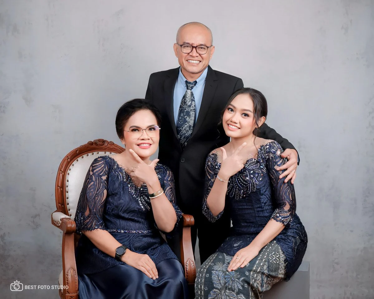 Foto keluarga pose bahagia alami 25 di Jakarta Pusat Best Foto Studio