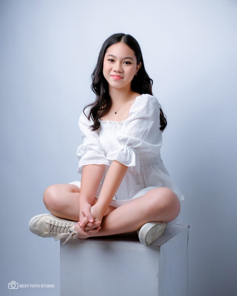 Menabung dan Menikmati Hidup: Rahasia Keseimbangan Finansial Optimal 2 professional profile studio putih 20.jpg