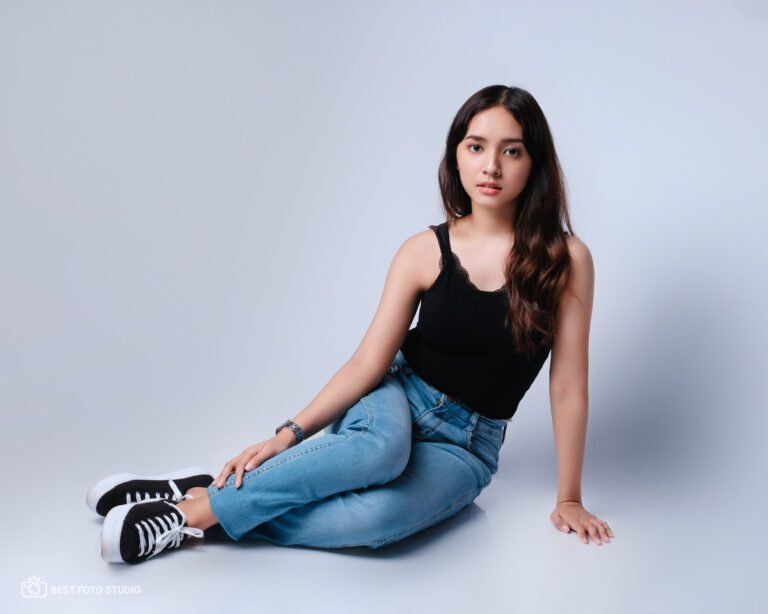 Menabung dan Menikmati Hidup: Rahasia Keseimbangan Finansial Optimal 1 profile photoshoot casual clothing.jpg