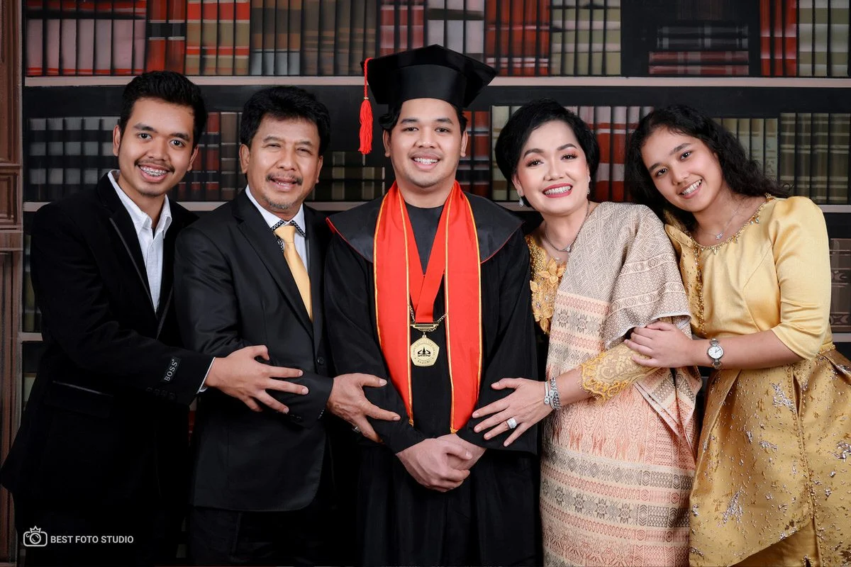 wisuda foto bersama gaya kasual 03.jpg