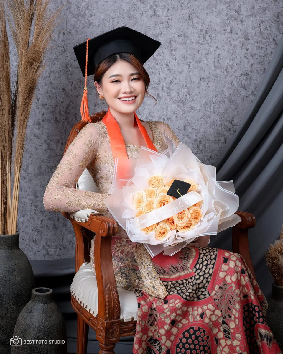 wisuda sendiri pose berdiri tegap percaya diri.jpg